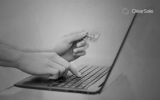 Pessoa roubando dados bancários na internet