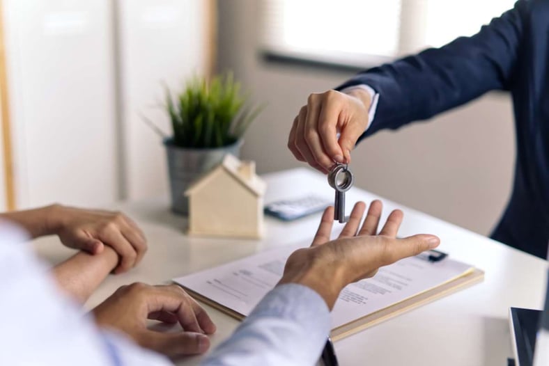 How Rental Property Owners Help Renters Read the Lease Agreement