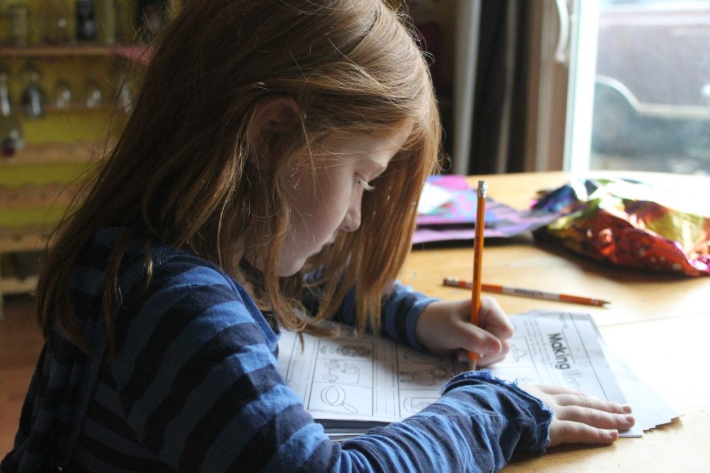 Tarefas escolares: como os pais podem ajudar? 1 Criança fazendo tarefas escolares