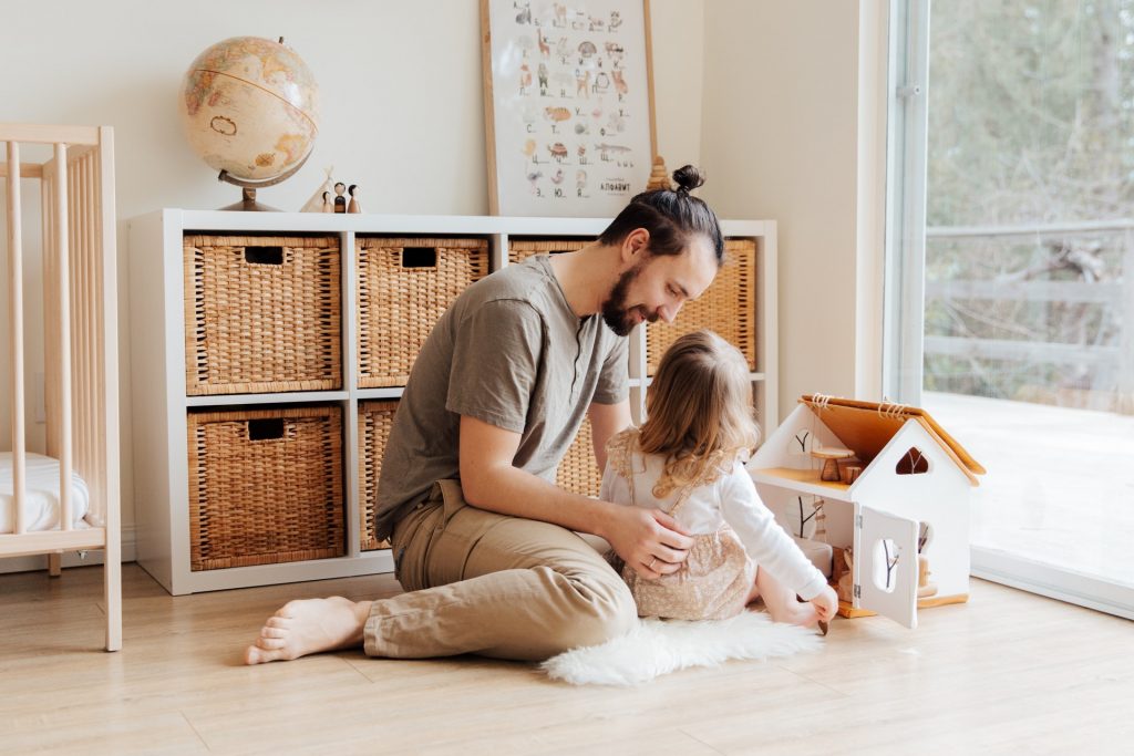 Pedagogia afetiva: o que é e como funciona 3 Pai brincando com sua filha como exemplo de pedagogia afetiva