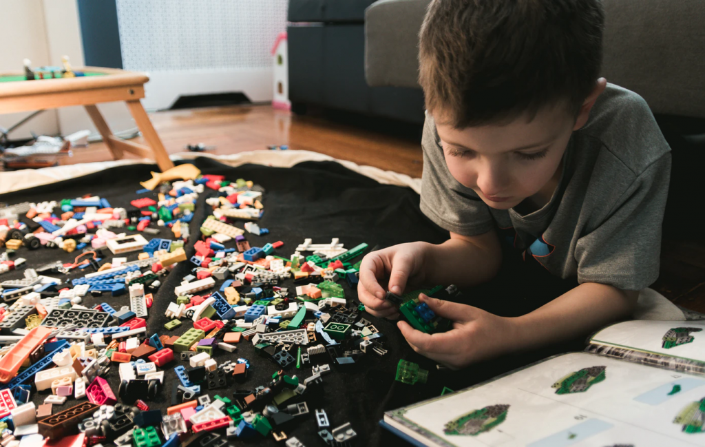 Criança brincando com legos como exemplo de funções executivas