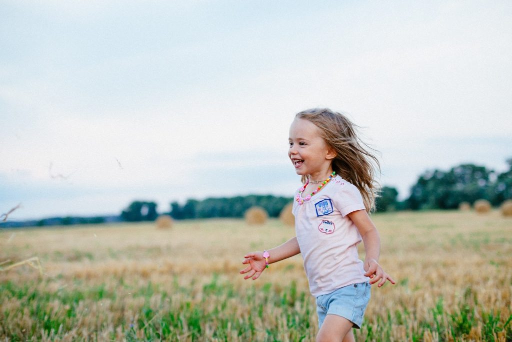 Como estimular a autonomia infantil: 5 ideias 1 Criança brincando em um campo