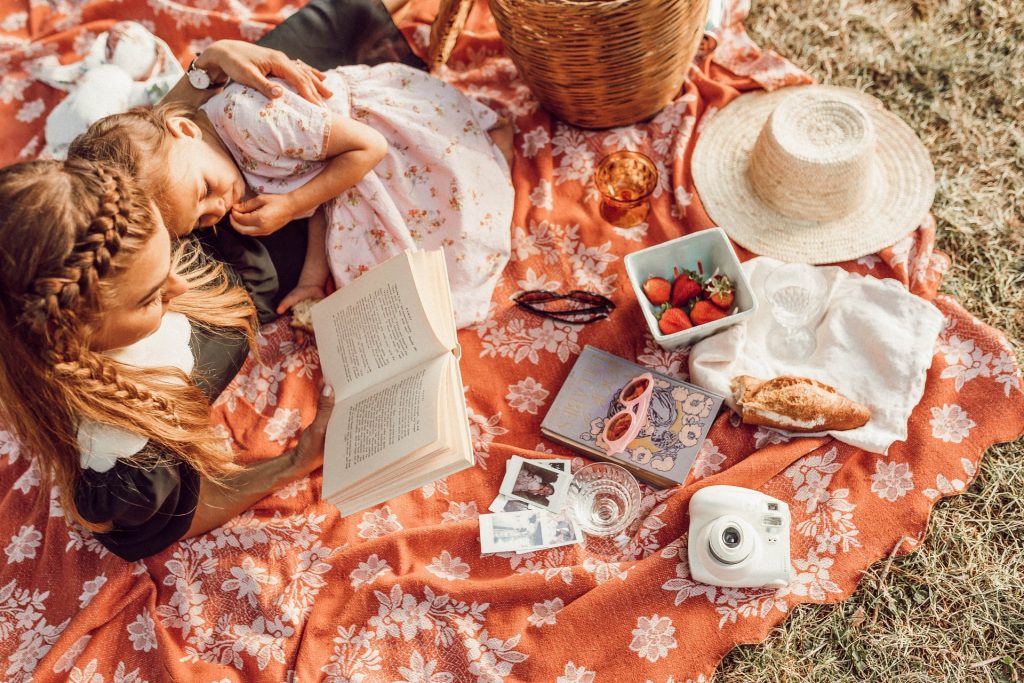 Leitura colaborativa: qual é o seu papel na educação? 3 Mãe e filha fazendo uma leitura em família