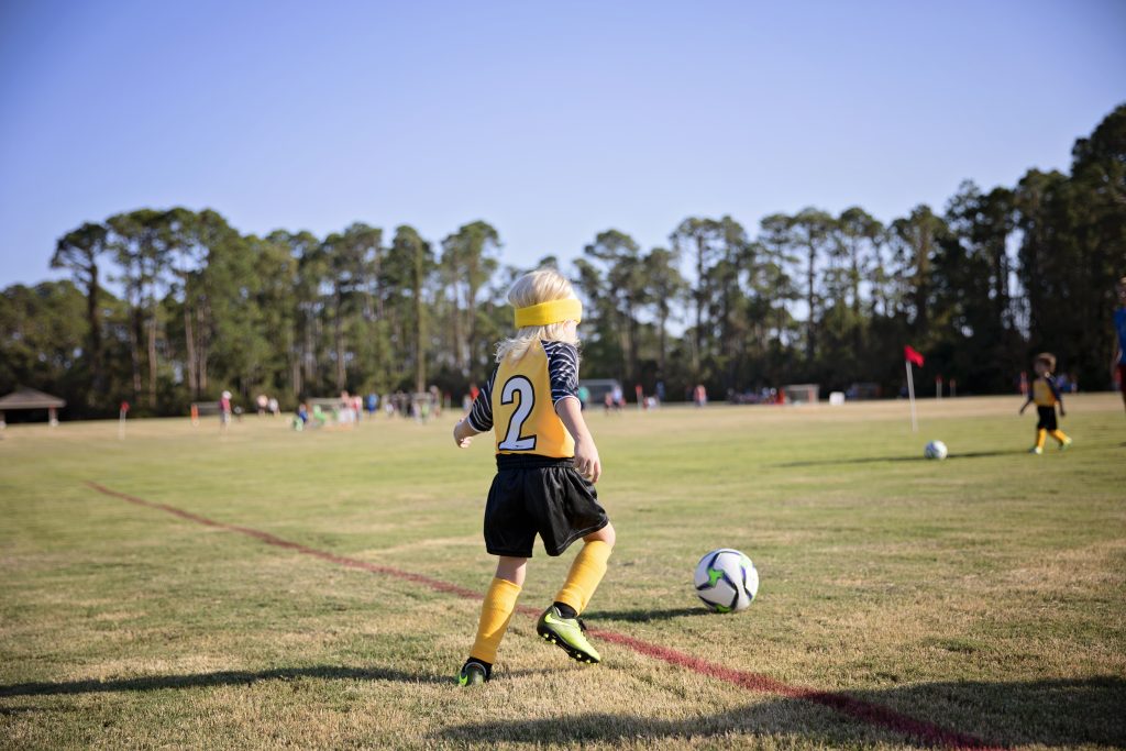 Cursos para crianças: nossas 5 sugestões 1 Criança jogando futebol como exemplo de cursos para crianças