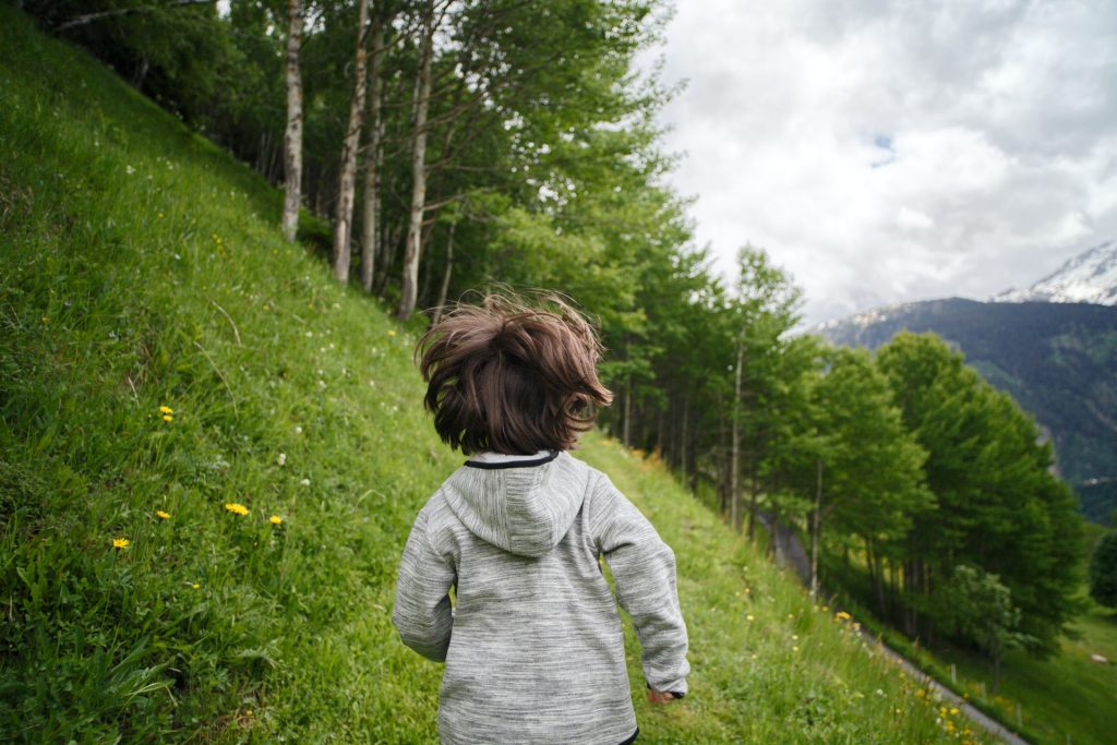 7 dicas para ensinar sustentabilidade para crianças 1 Criança correndo na natureza como exemplo de sustentabilidade para crianças