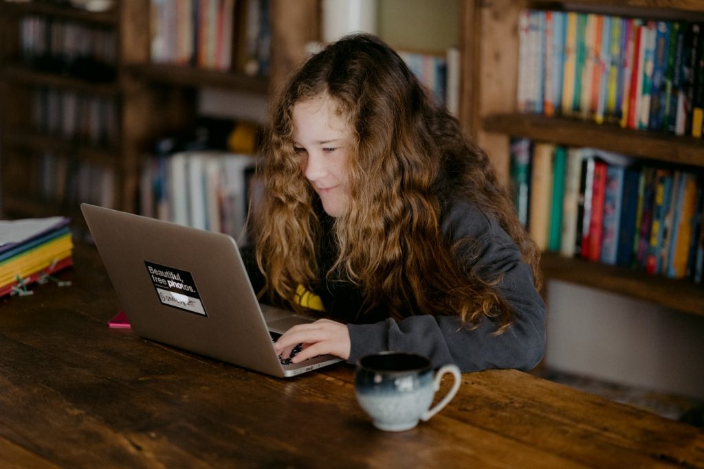 Garota trabalhando no notebook como exemplo de empreendedorismo para adolescentes