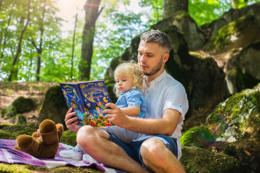 Leitura colaborativa: qual é o seu papel na educação? 1 Pai fazendo leitura colaborativa com uma criança