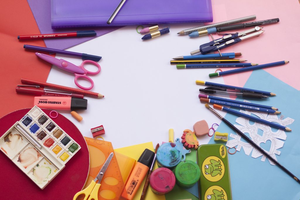 Cursos para crianças: nossas 5 sugestões 3 Pincéis, tesouras, tintas e outros materiais usados em cursos para crianças