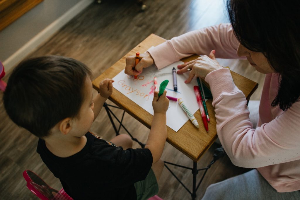Design Thinking na educação: o que é e como funciona 3 Criança e professora praticando o design thinking na educação