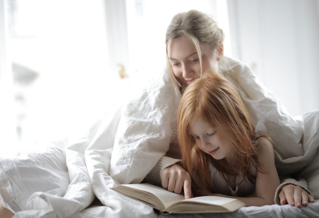 Leitura colaborativa: qual é o seu papel na educação? 5 Mãe e filha lendo juntas
