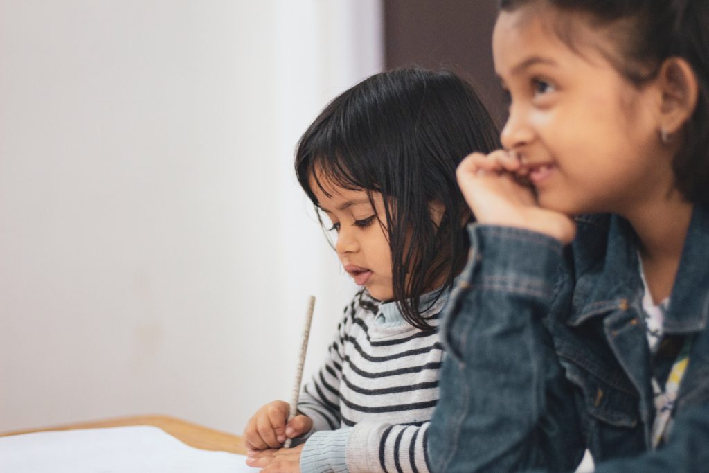 Ansiedade infantil: como identificar e minimizar 3 Crianças estudando