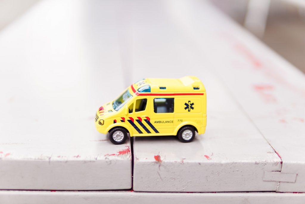 Na imagem um carrinho de brinquedo de uma ambulância, outro elemento encontrado no seu vocabulário de saúde em inglês.