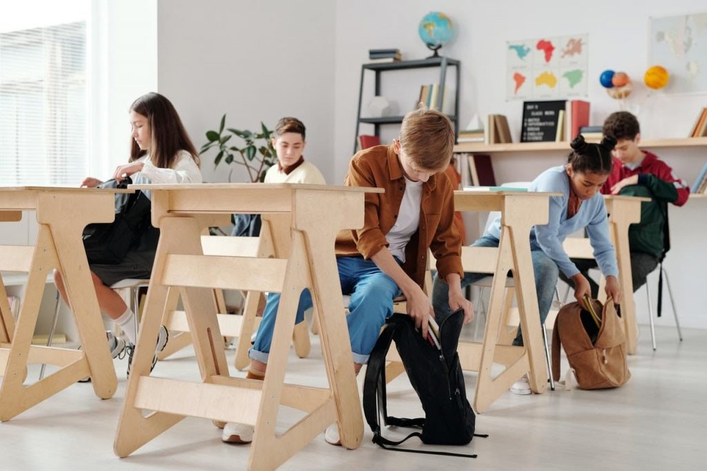 crianças em uma sala de aula.
