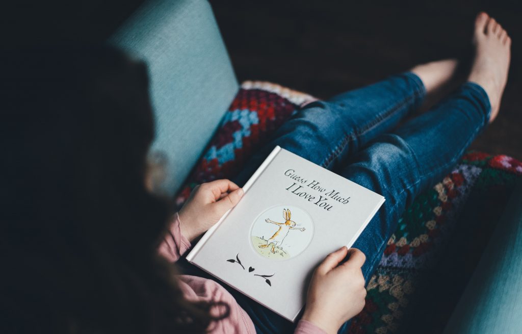 Criança lendo um livro em desenvolvimento de linguagem.
