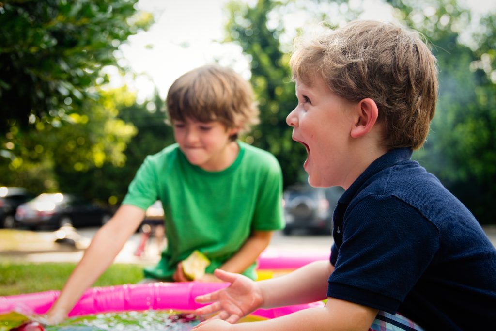 Importância do inglês nos primeiros estágios da vida 9 Dois meninos crianças brincando a céu aberto.