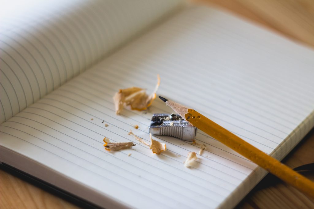 Certificado Cambridge: o que é, como funciona, qual a importância? 1 Foco na ponta de um lápis apoiado em um apontador, ambos sobre um caderno.