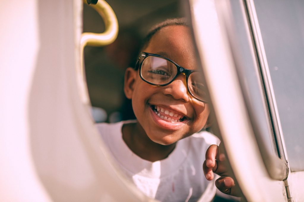 Importância do inglês nos primeiros estágios da vida 7 Menino criança sorrindo para a câmera.