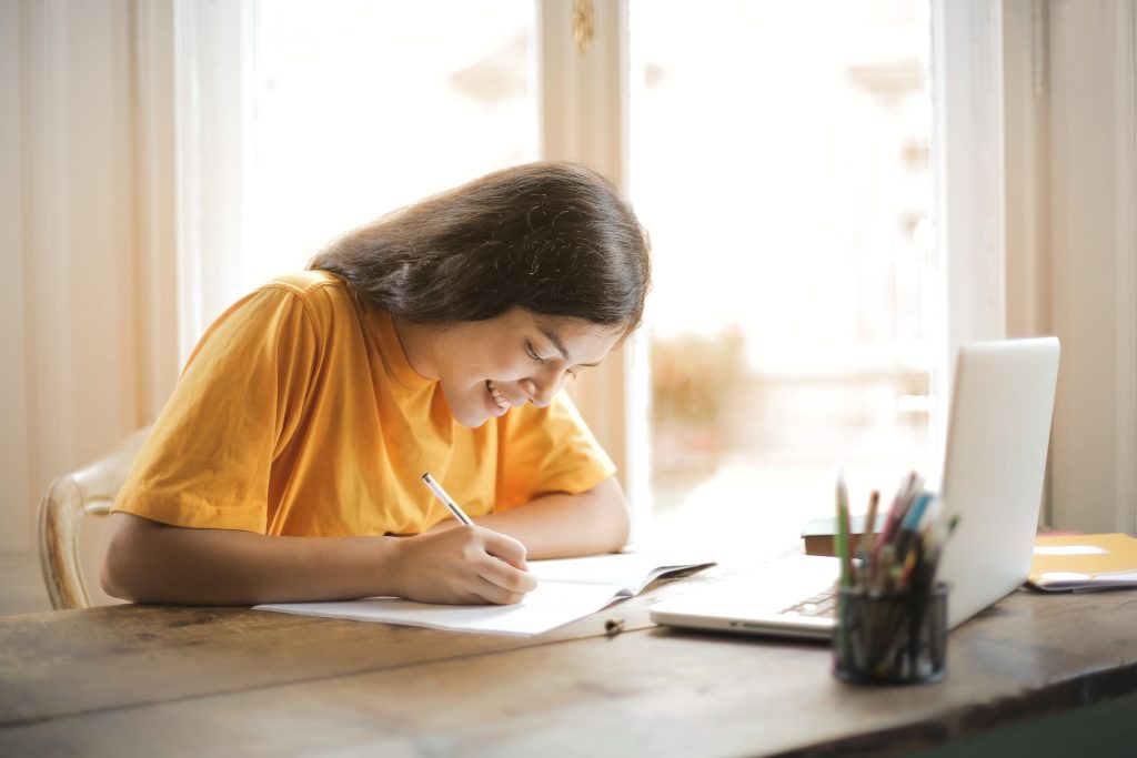 Uma estudante está exercitando e anotando seu vocabulário de lugares em inglês!