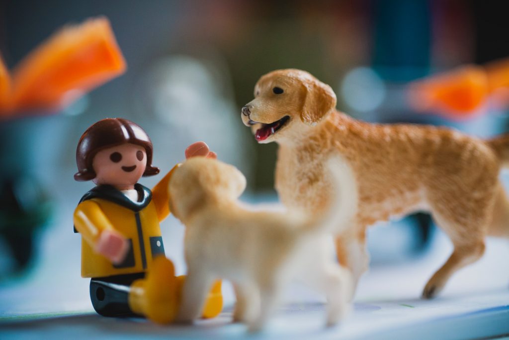 Na imagem, temos três bonecos que uma criança usou para criar uma narrativa, um ótimo exemplo de estímulo à criatividade infantil.