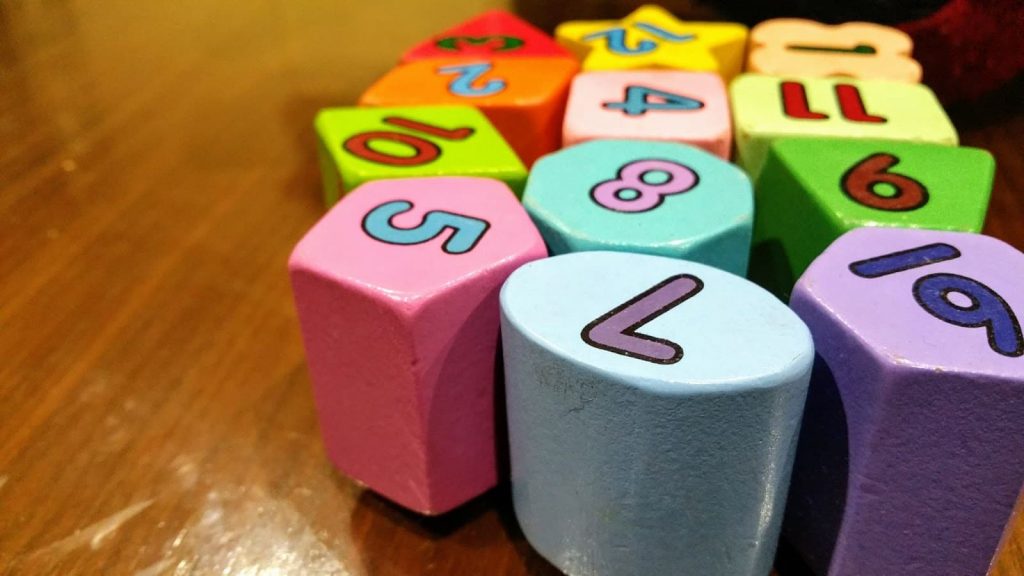 Peças com números de um brinquedo de encaixar  