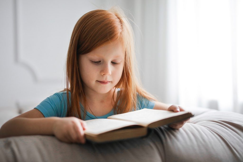 Uma criança usa um conto infantil como referência para produzir um palácio mental.