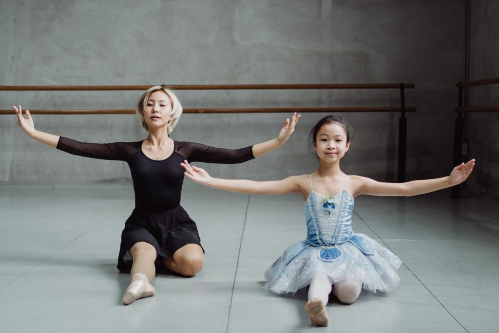 Duas crianças dançando ballet representando a importância da dança para crianças.