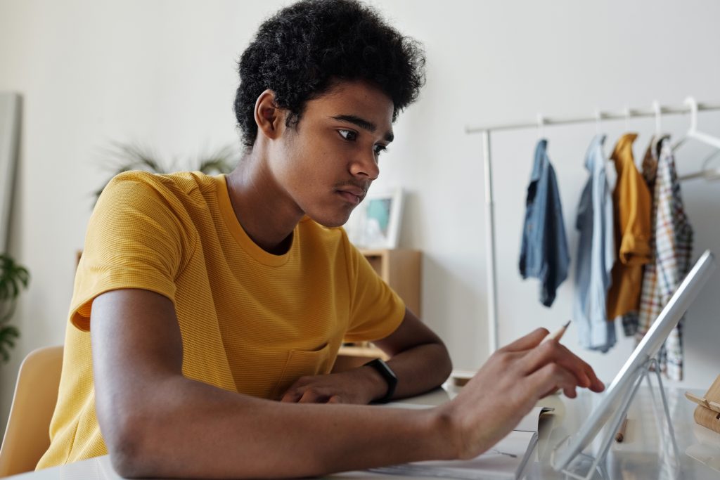Adolescente fazendo teste de proficiência em inglês