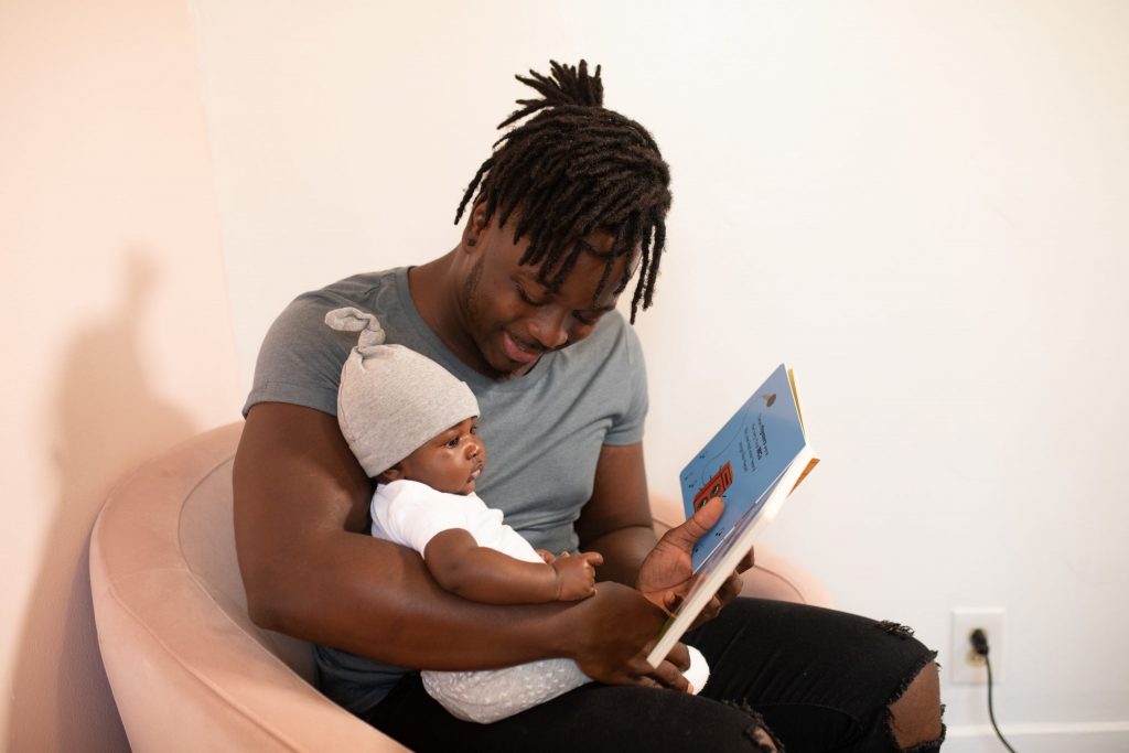 Pai lendo para filha e treinando suas habilidades cognitivas