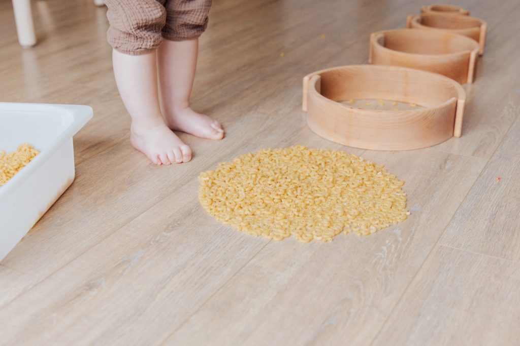 Criança praticando o desenvolvimento motor infantil