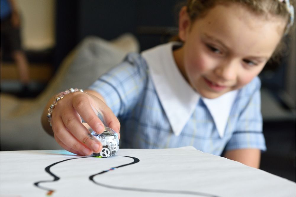 Importância do inglês nos primeiros estágios da vida 3 Menina criança brincando e mostrando a importância do inglês dentro da sala de aula.
