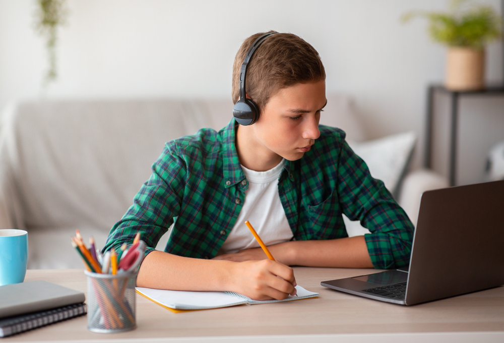 Certificado de proficiência em inglês: como e onde fazer? 3 O atributo alt desta imagem está vazio. O nome do arquivo é shutterstock_1806905053.jpg