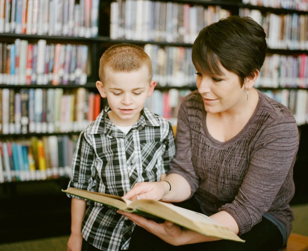 Uma mãe apresenta para o filho um livro de tongue twisters na biblioteca!