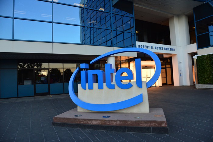 Рентабельность Intel падает: покупатели предпочитают дешевые модели процессоров