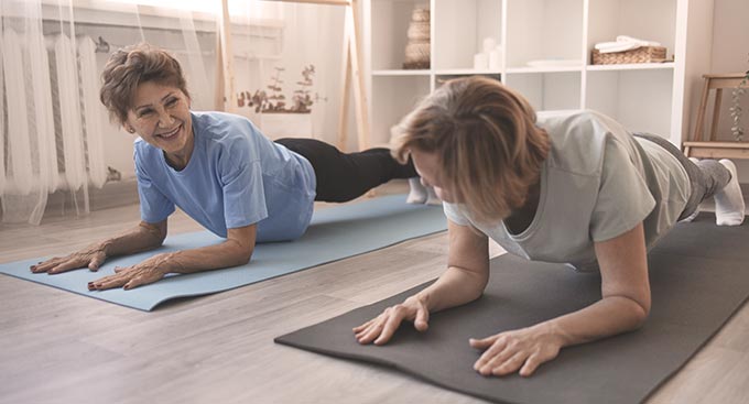 La práctica del yoga reduce hasta un 25% el riesgo de caídas en personas mayores.