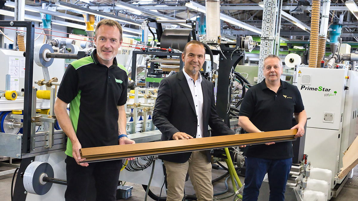 Andreas Jäger (Düspohl), Christian Amling und Torsten Fidyka präsentieren ein perfekt kaschiertes PVC-Profil