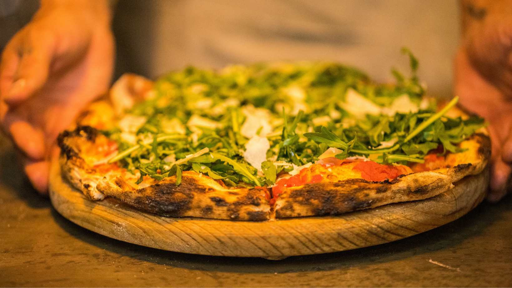 Pizza napoletana con parmesano y rúcula.