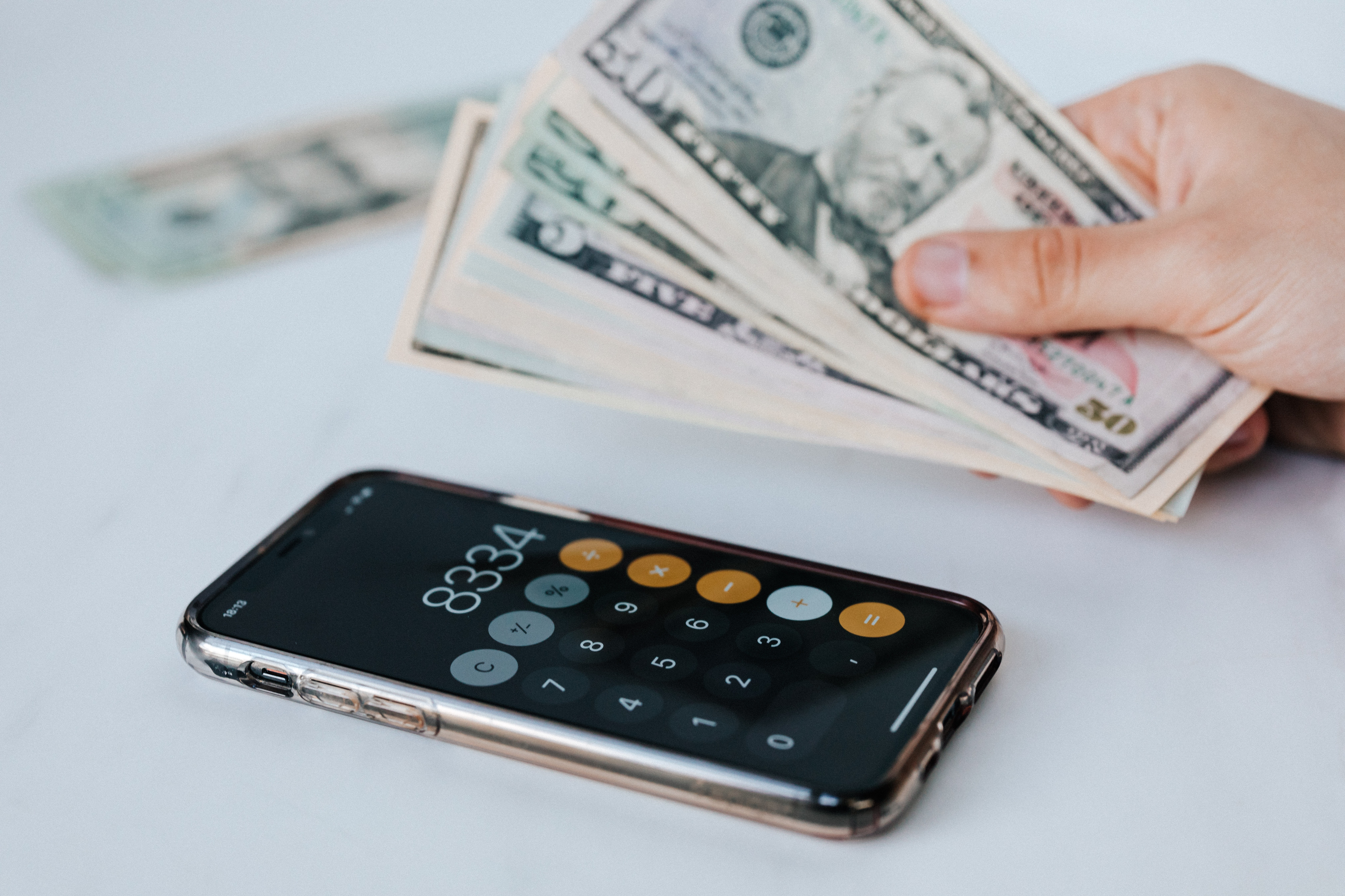 ¿Por qué cambia el valor del dólar y en qué me afecta?