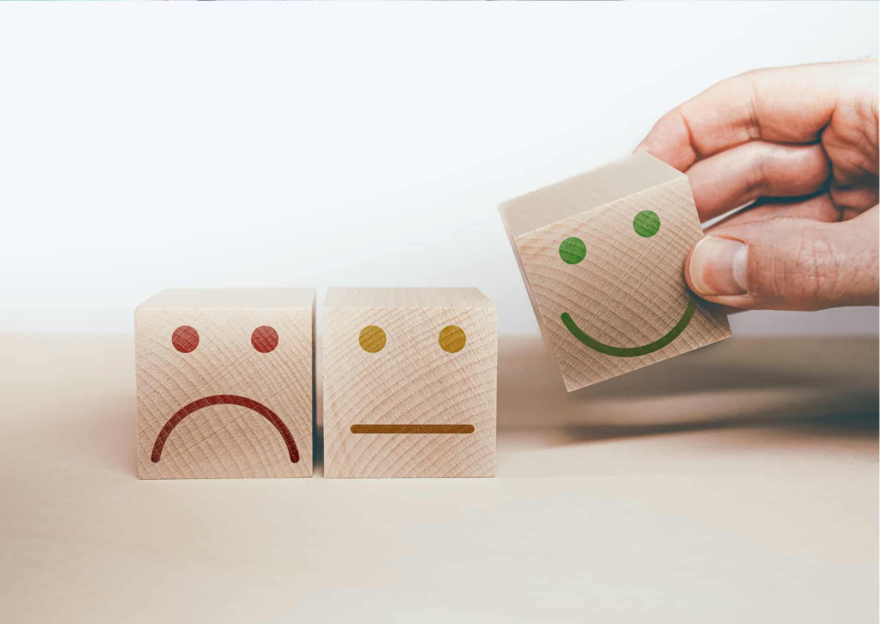 Blokjes met smileys van minder vrolijk naar heel vrolijk