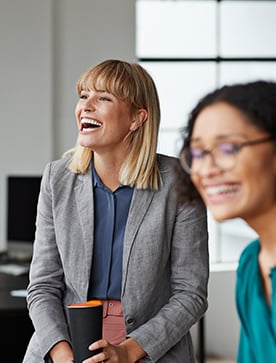 Śmiejące się kobiety- dobra atmosfera w biurze eService